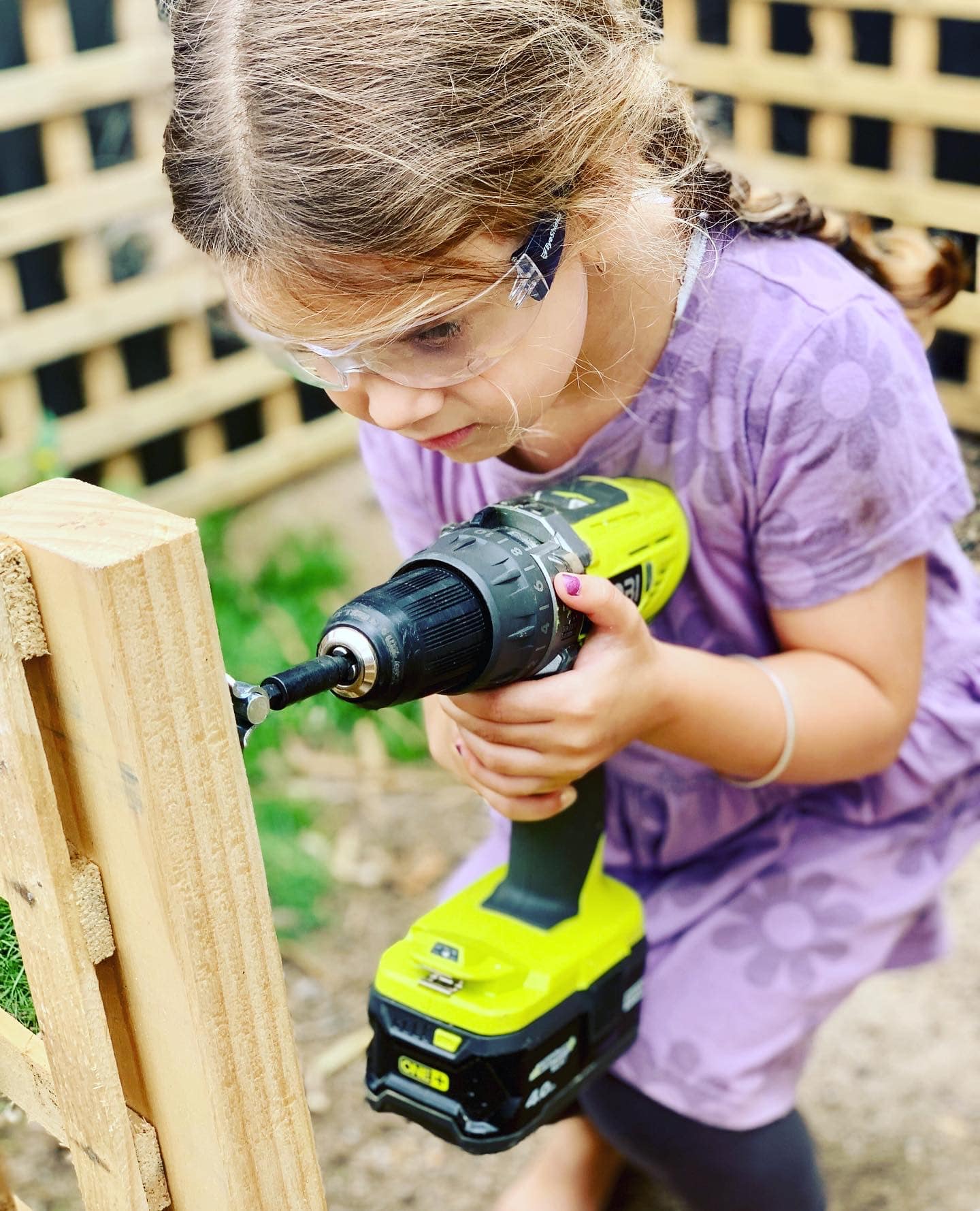 Kinder child using tools